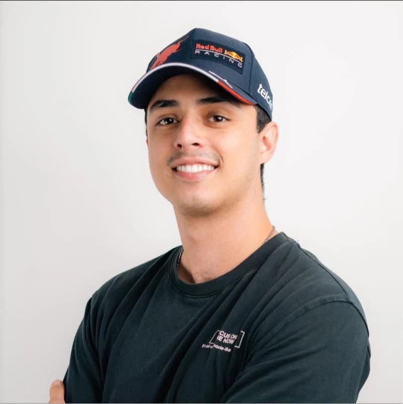 Joaquín Rodríguez con gorra de automovilismo y camiseta oscura.